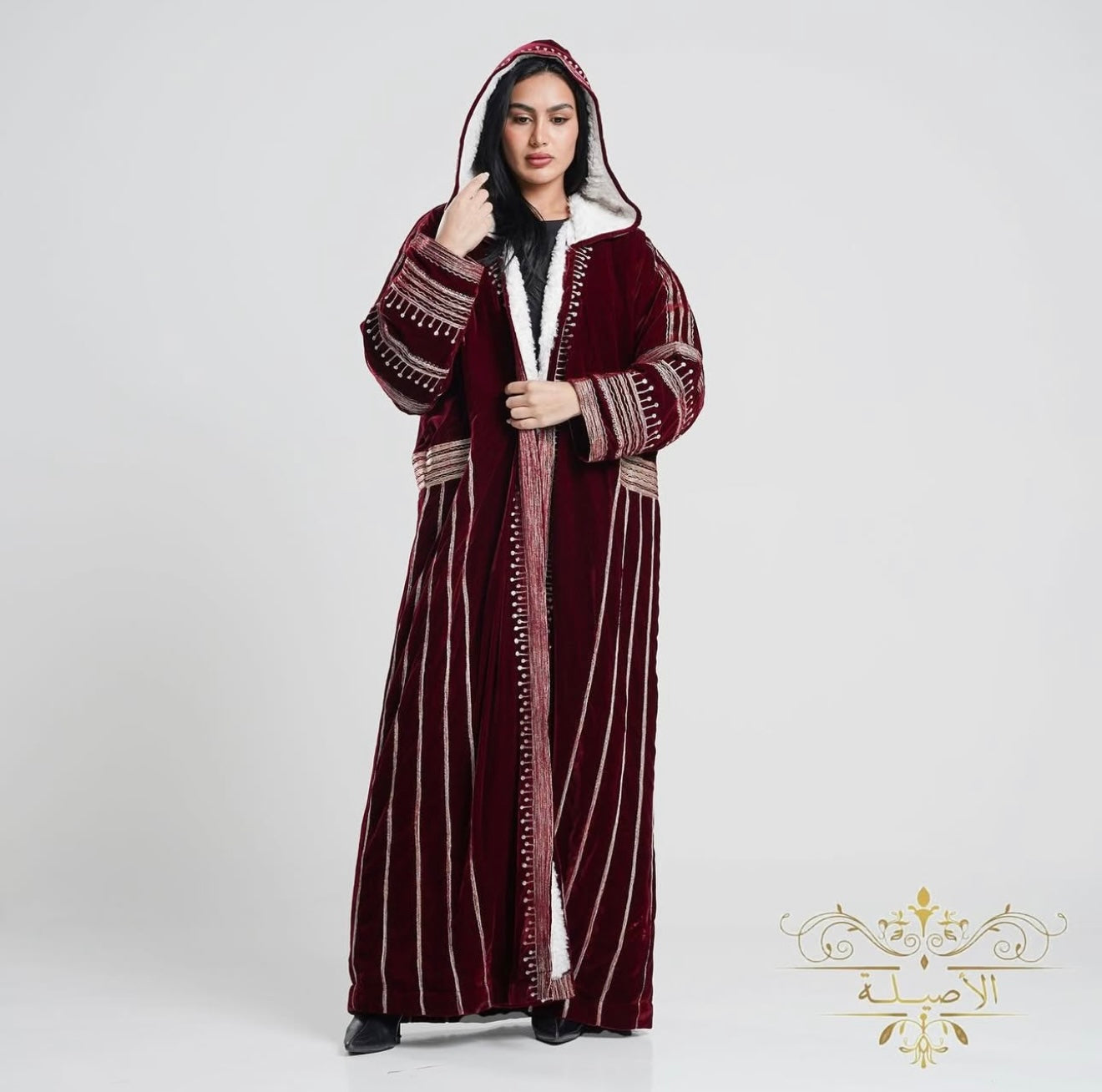 جلابية مخمل فاخرة بغطاء رأس – اللون العنابي